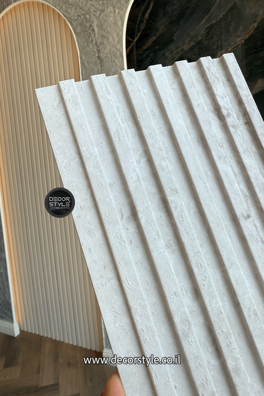 חיפוי קיר דמוי טרוורטין מחורץ בגוון מינרלי | רוחב 14 ס״מ