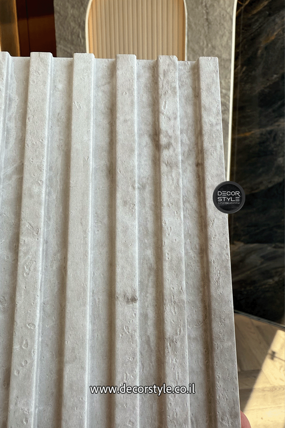 חיפוי קיר דמוי טרוורטין מחורץ בגוון מינרלי | רוחב 14 ס״מ