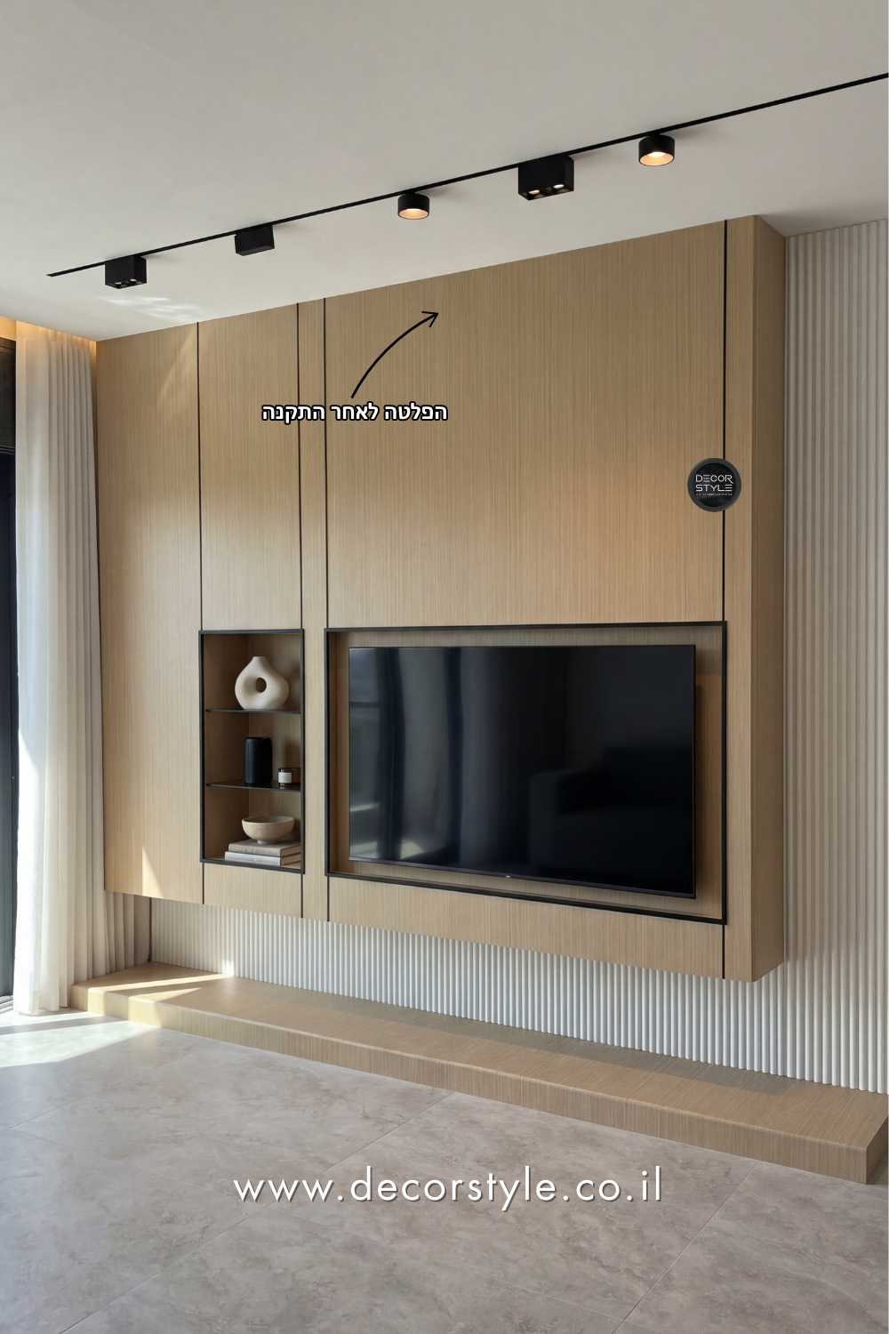 קיר סלון קיר טלוויזיה עם דמוי פורניר בגוון אלון טבעי בשילוב סרגל מעוגל שליכט לבן