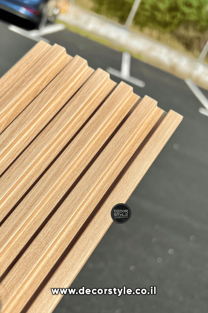 חיפוי קיר דמוי עץ מחורץ בגוון אלון טבעי בהיר | רוחב 12 ס״מ