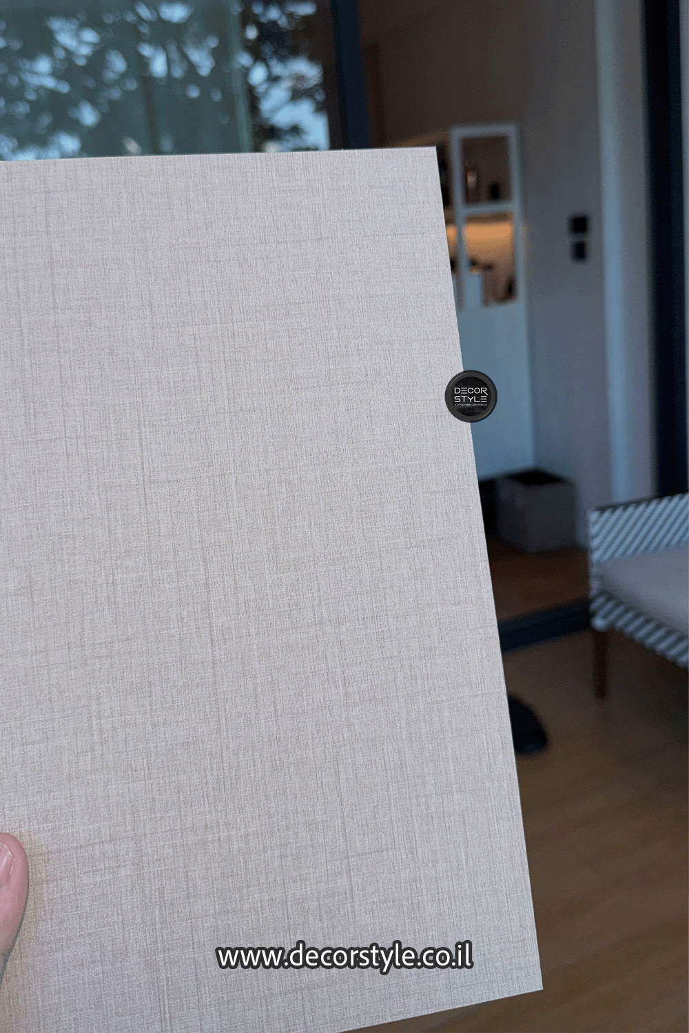 פלטת דמוי פורניר בגוון בז׳ פשתן עם טקסטורה עדינה | גודל 120/290 ס״מ