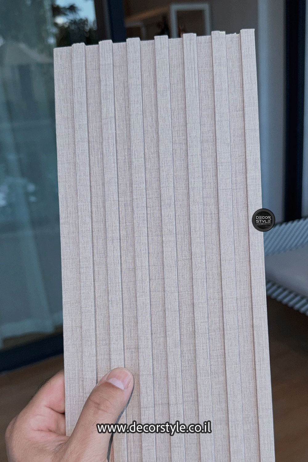 חיפוי קיר מחורץ דמוי פורניר בגוון פשתן בז׳ עם טקסטורה עדינה | רוחב 14 ס״מ