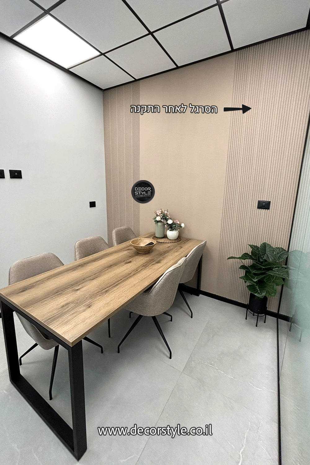 חיפוי קיר מחורץ דמוי פורניר בגוון פשתן בז׳ עם טקסטורה עדינה | רוחב 14 ס״מ