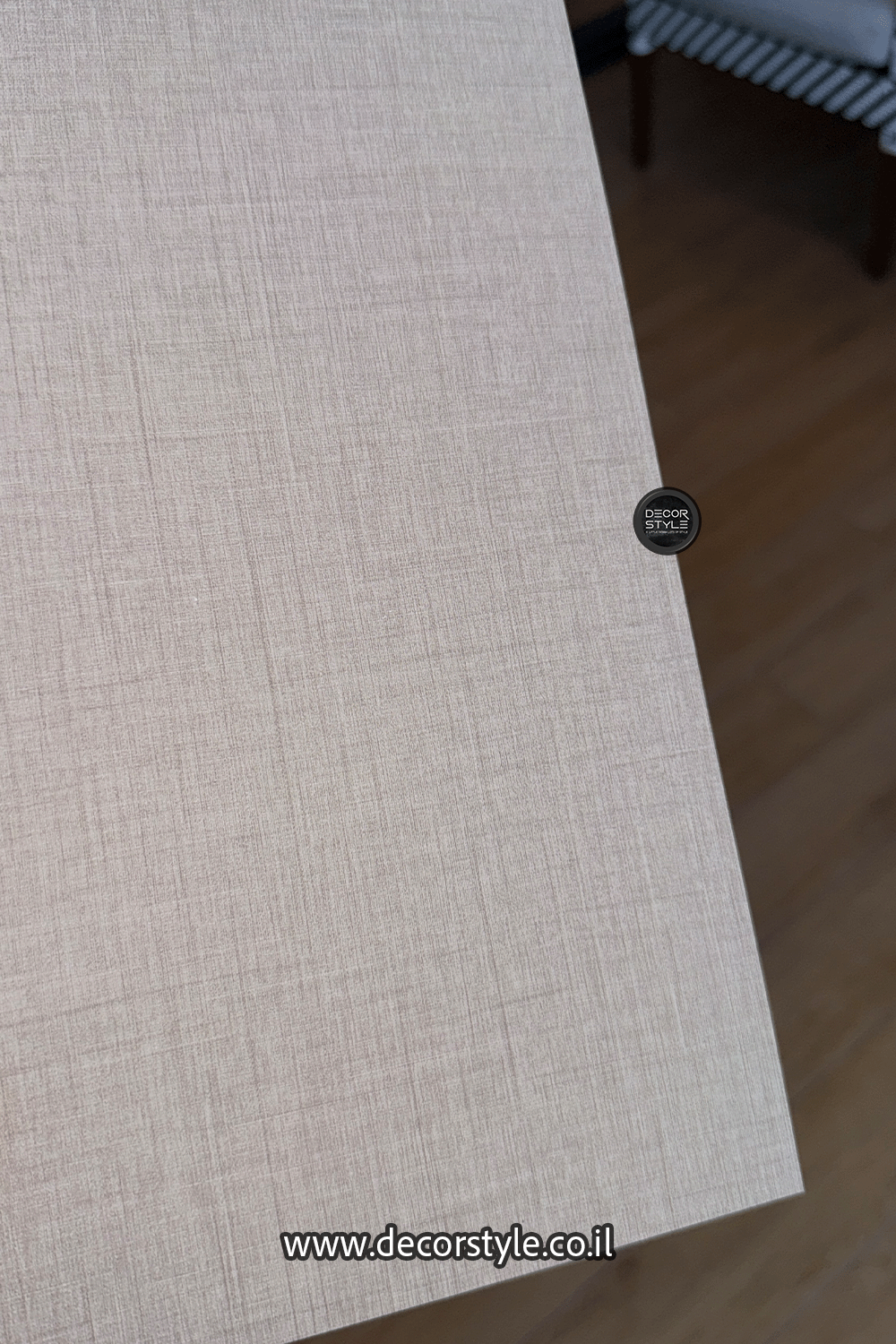 פלטת דמוי פורניר בגוון בז׳ פשתן עם טקסטורה עדינה | גודל 120/290 ס״מ