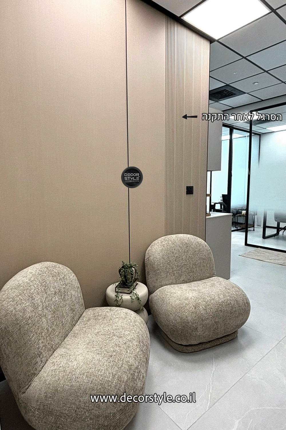 חיפוי קיר מחורץ דמוי פורניר בגוון פשתן בז׳ עם טקסטורה עדינה | רוחב 14 ס״מ