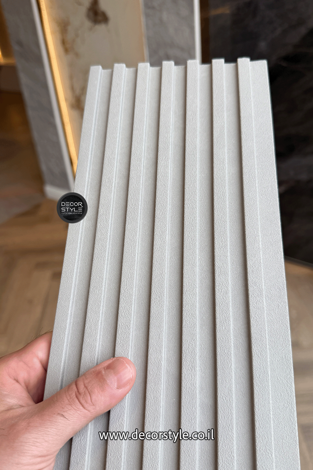 חיפוי קיר דמוי פורניר בטון | גוון אפור בהיר - אפרפר | רוחב 14 ס״מ