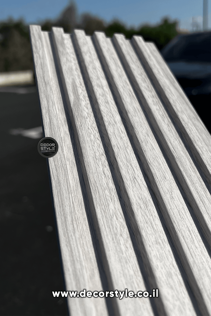 חיפוי קיר דמוי עץ בגוון אפור בהיר | רוחב 12 ס״מ
