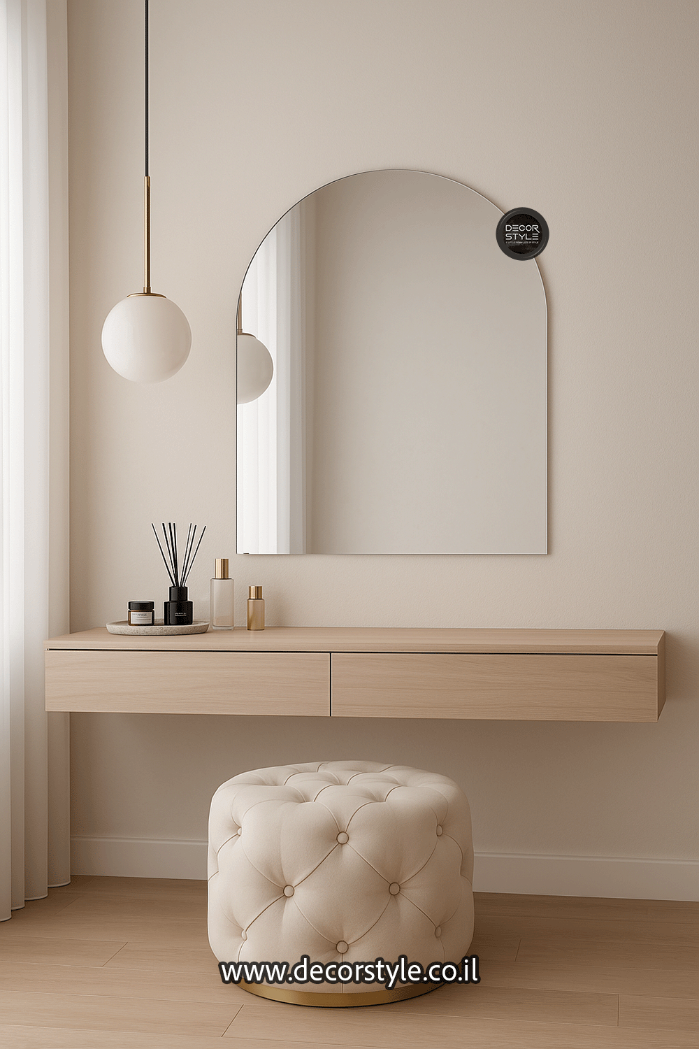 מראת קשת לשירותים, חדר שינה , פינת איפור
חדרי ארונות, חדרי רחצה, פינות איפור