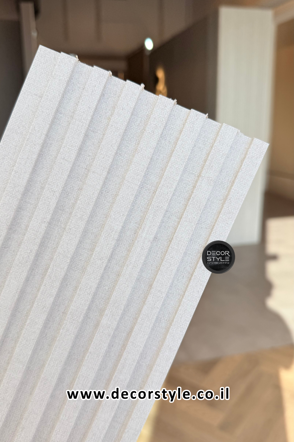 חיפוי קיר דמוי פורניר | סרגל מחורץ | דמוי בד בגוון אייבורי טבעי | רוחב 14 ס״מ