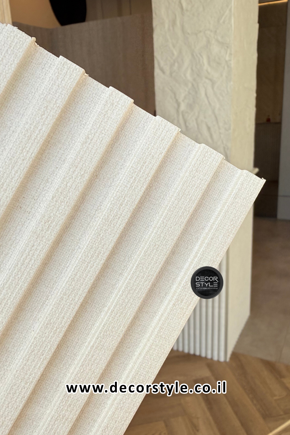 חיפוי קיר דמוי פורניר | סרגל מחורץ | דמוי בד יוטה בגוון לבן שבור | רוחב 14 ס״מ