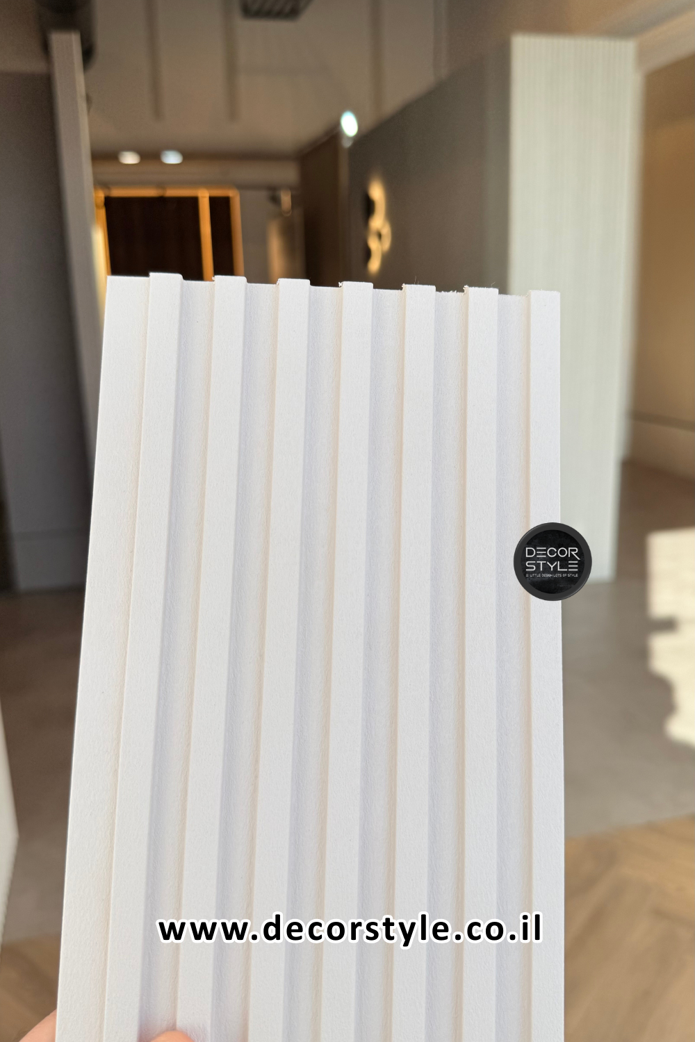 חיפוי קיר דמוי פורניר | סרגל מחורץ | טקסטורת שליכט בגוון אבן טבעית | רוחב 14 ס״מ