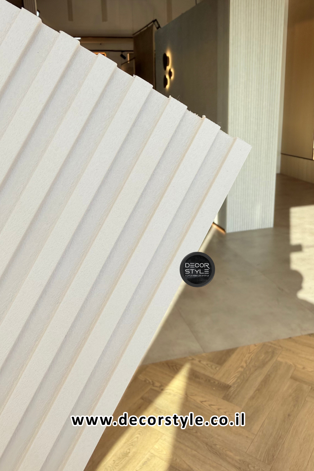 חיפוי קיר דמוי פורניר | סרגל מחורץ | טקסטורת שליכט בגוון אבן טבעית | רוחב 14 ס״מ