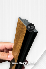 חיפוי קיר סרגל מתעגל | דמוי עץ בגוון אלון מבוקע עם ניתוק שחור | רוחב 4.7 ס״מ