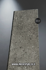 חיפוי קיר דמוי בטון מחורץ | גוון אפור כהה | טקסטורת תלת מימדית | רוחב 16 ס״מ