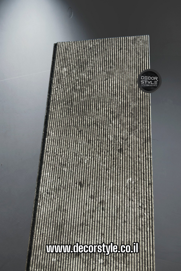 חיפוי קיר דמוי בטון מחורץ | גוון אפור כהה | טקסטורת תלת מימדית | רוחב 16 ס״מ