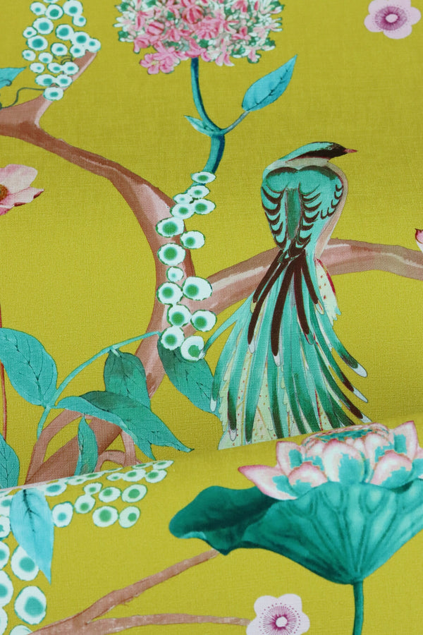 טפט בסגנון יפני בגוון חרדל עם ציפורים ופריחה