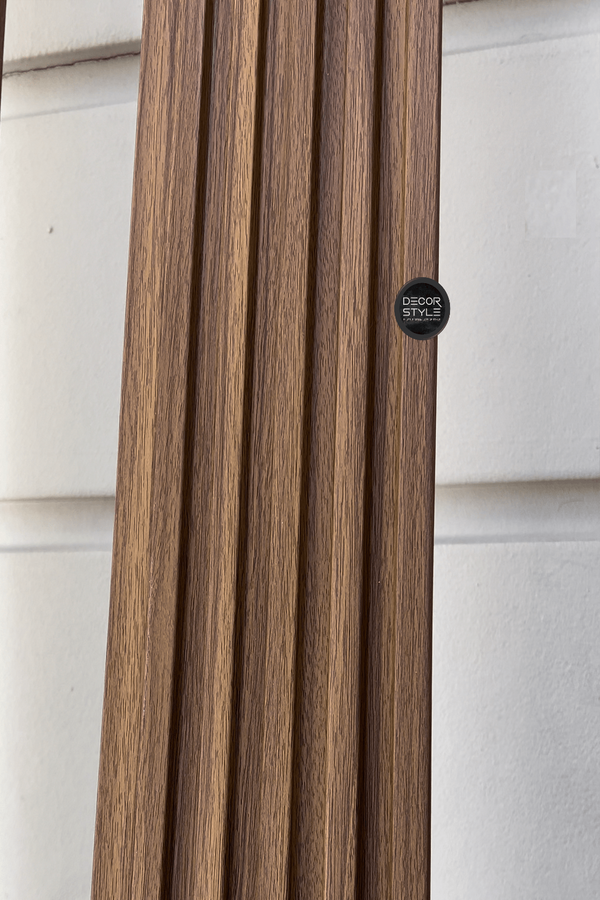חיפוי קיר דמוי עץ בגוון אגוז אמריקאי | סגנון בוהו שיק | רוחב 12 ס״מ