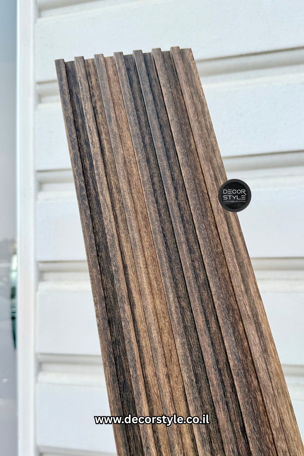 חיפוי קיר דמוי פורניר בגוון אגוז מעושן | רוחב 14 ס״מ