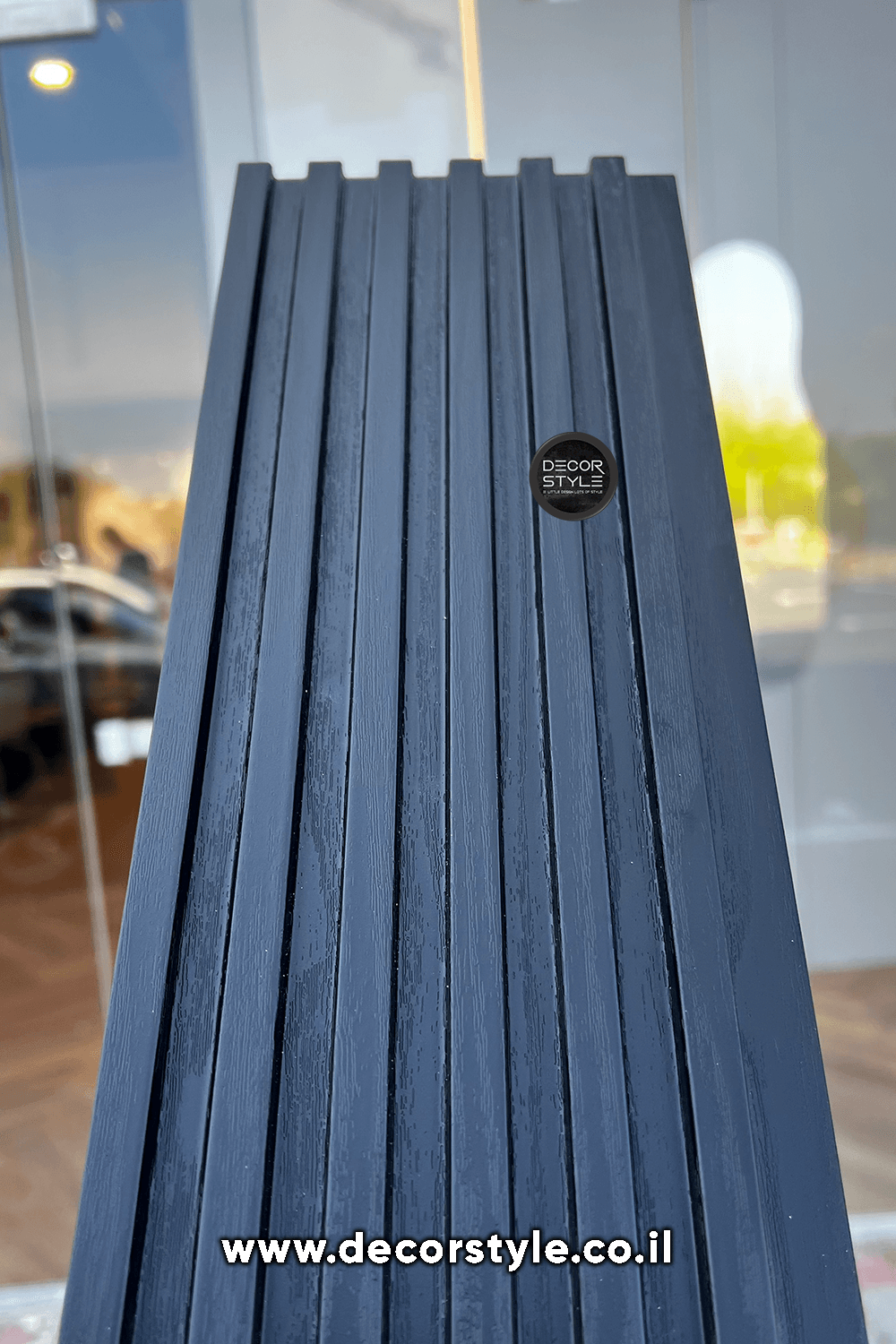 חיפוי קיר דמוי עץ מחורץ בגוון שחור עשיר | רוחב 12 ס״מ