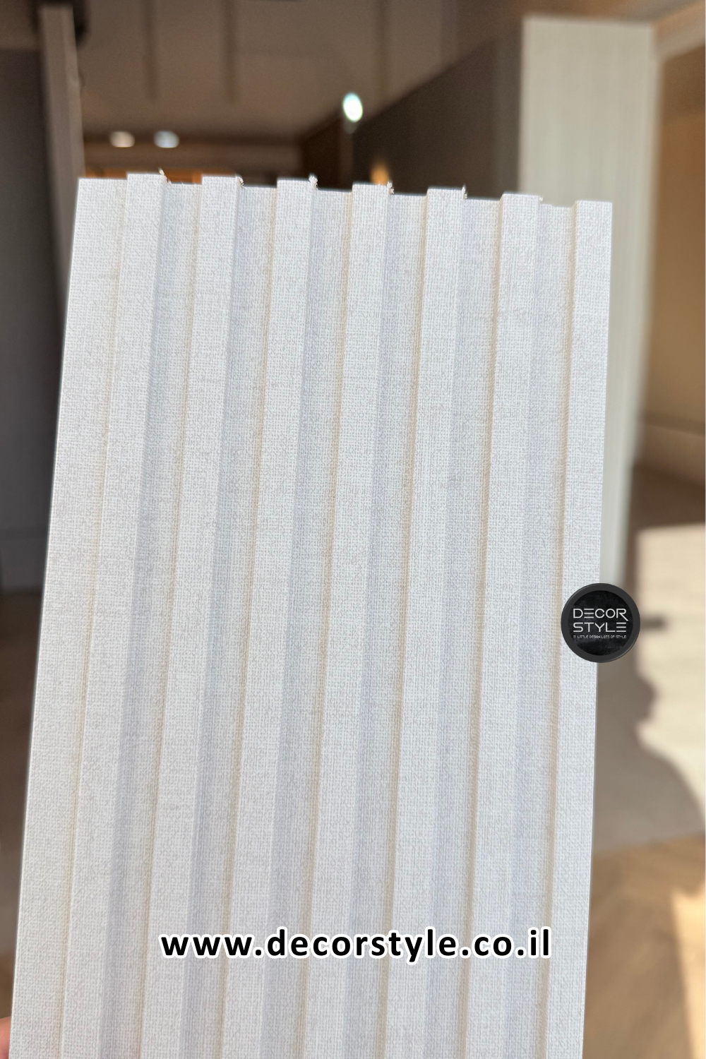 חיפוי קיר דמוי פורניר | סרגל מחורץ | דמוי בד בגוון אייבורי טבעי | רוחב 14 ס״מ