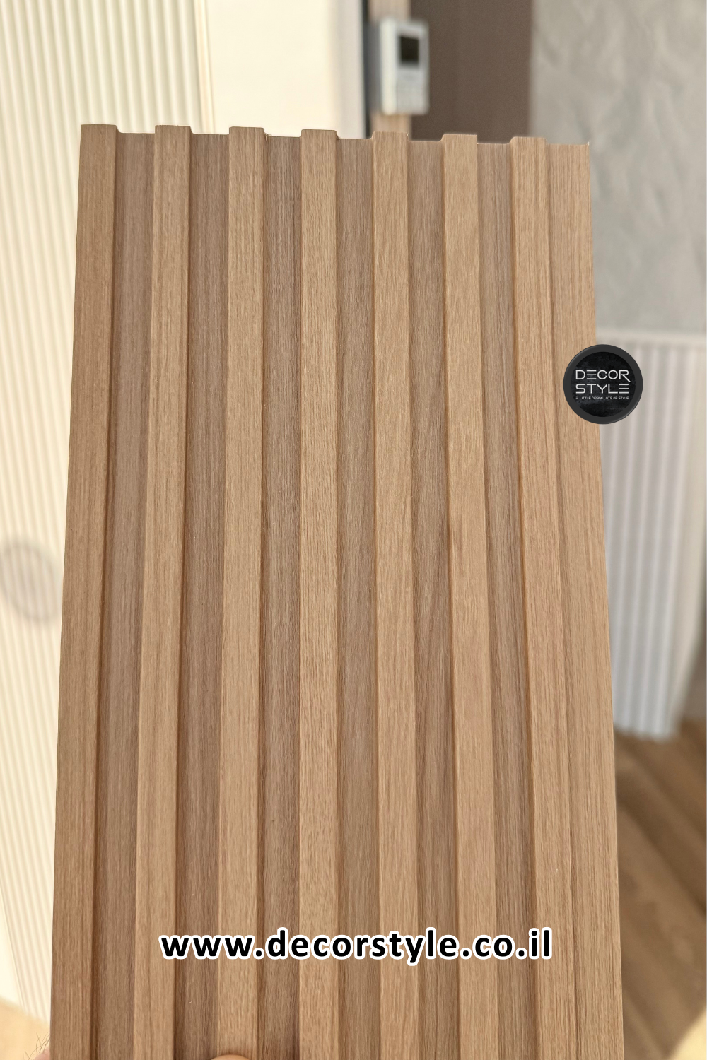 חיפוי קיר דמוי פורניר | סרגל מחורץ | בגוון אלון מעושן | רוחב 14 ס״מ