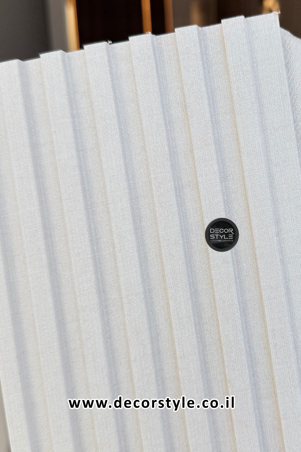 חיפוי קיר דמוי פורניר אריג | סרגל מחורץ | דמוי בד יוטה בגוון פנינה עדין | רוחב 14 ס״מ