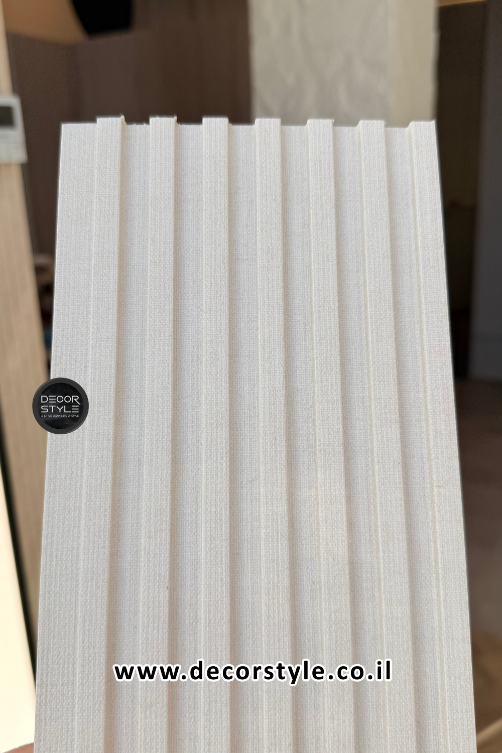 חיפוי קיר דמוי פורניר | סרגל מחורץ | דמוי בד יוטה בגוון לבן שבור | רוחב 14 ס״מ