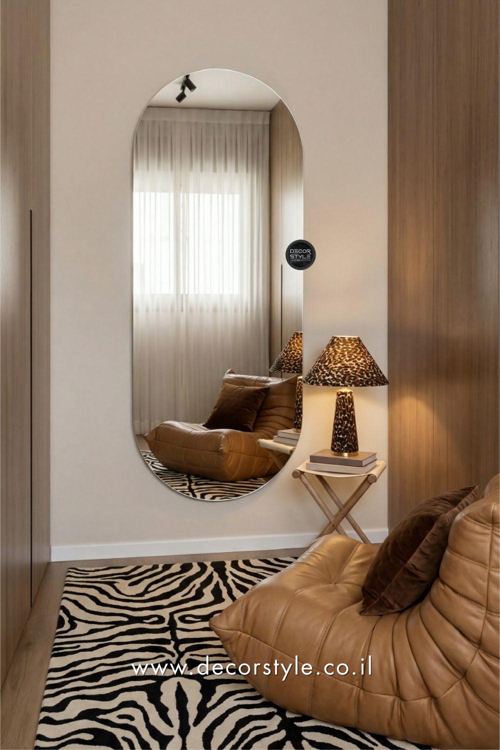 מראת קפסולה, אליפסה  לשירותים, חדר שינה , פינת איפור 
חדרי ארונות, חדרי רחצה, פינות איפור