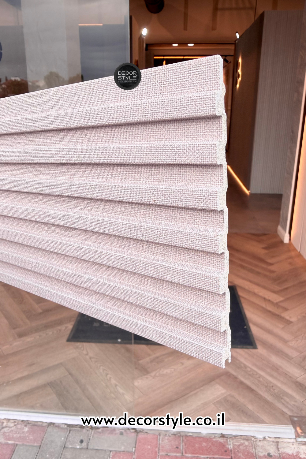 חיפוי קיר דמוי אריג בגוון פודרה | רוחב 14 ס״מ