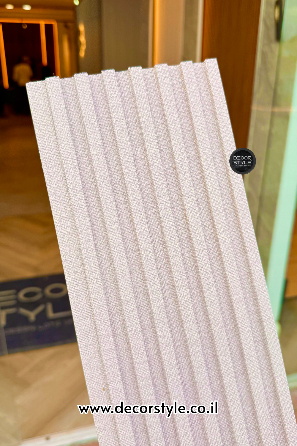 חיפוי קיר דמוי אריג בגוון פודרה | רוחב 14 ס״מ