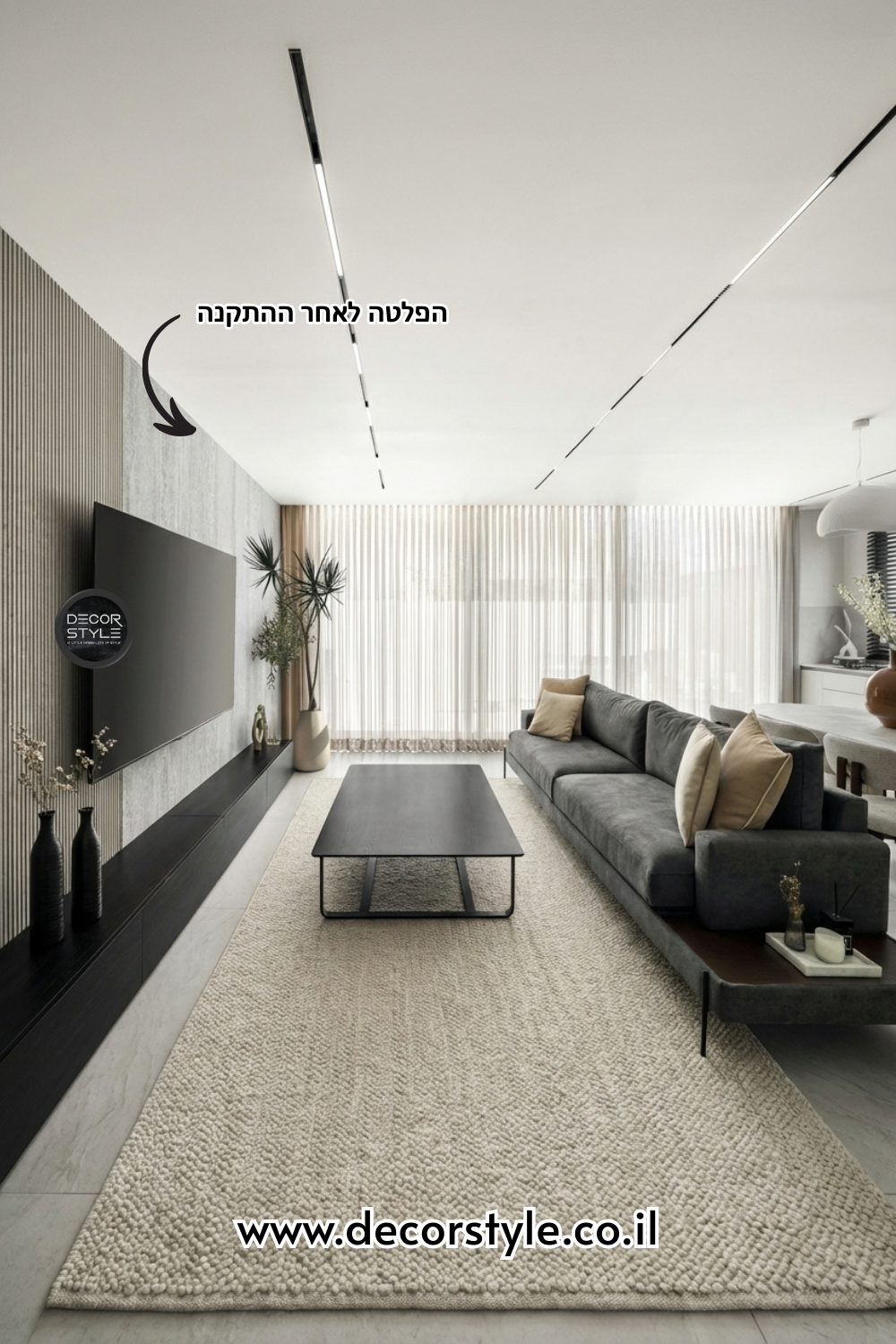 סלון עם קיר כוח בדמוי טרוורטין מינרלי